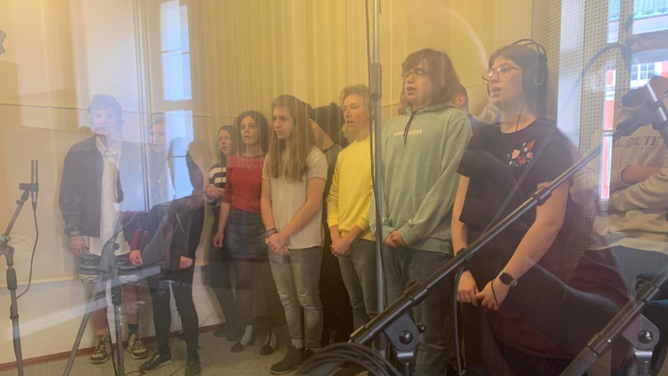 Studenti broumovského gymnázia vyjádřili svůj postoj k válce a nahráli vlastní verzi ukrajinské hymny