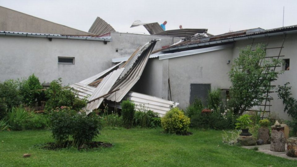 Zničené střechy, polomy a zpřetrhané elektrické vedení. To jsou následky bouře