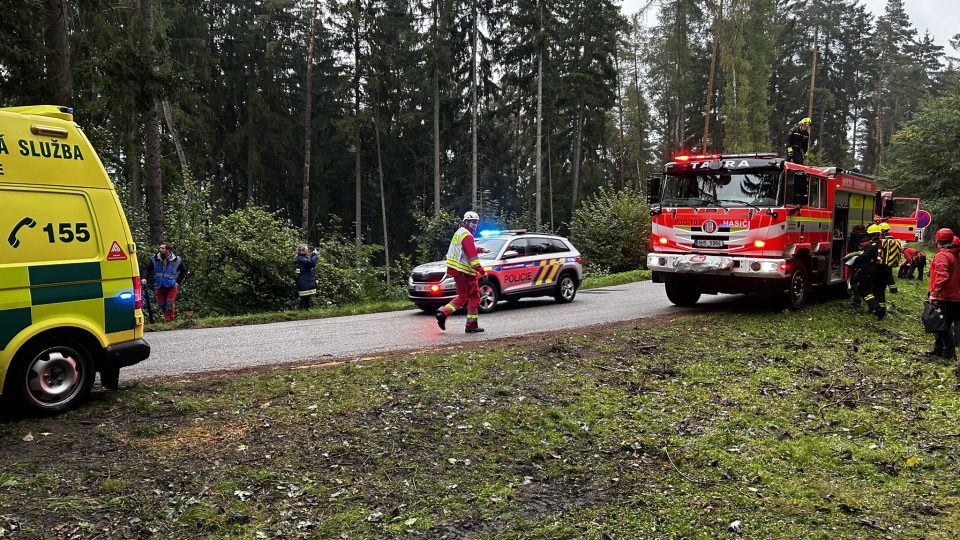 V Prachovských skalách bylo rušno. Záchranáři trénovali ošetření skupiny lidí, kteří spadli z útesu