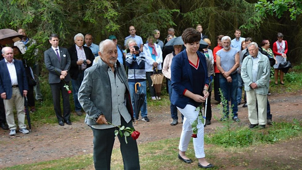 Antonín Burdych s Martinou Berdychovou přicházejí odhalit Kameny zmizelých na Končinách