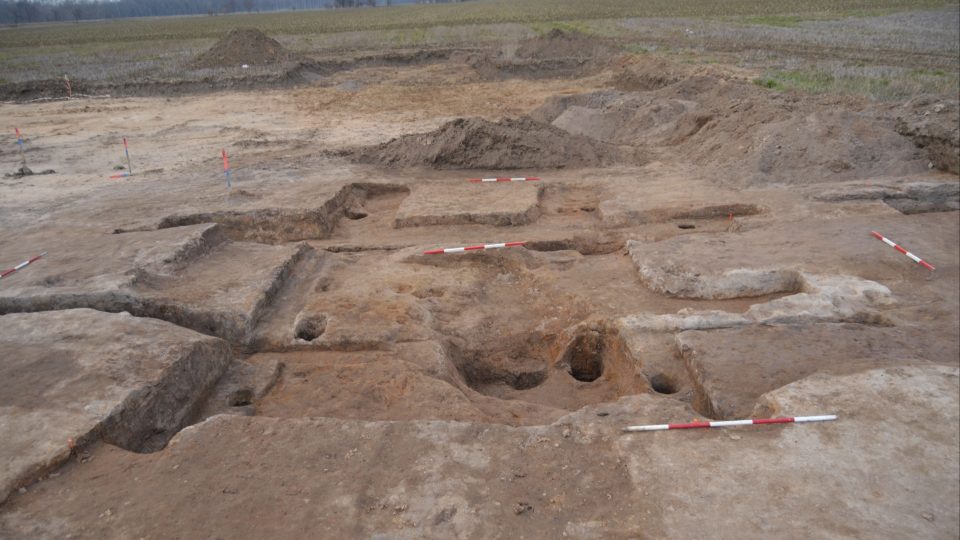 Pohled na konstrukci pozdně středověké rybniční výpusti nalezené v Písku u Chlumce nad Cidlinou