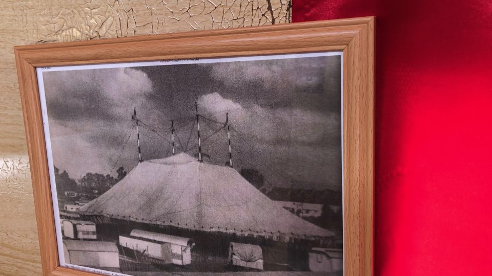 Z historie cirkusu Humberto - reprofoto z maringotky