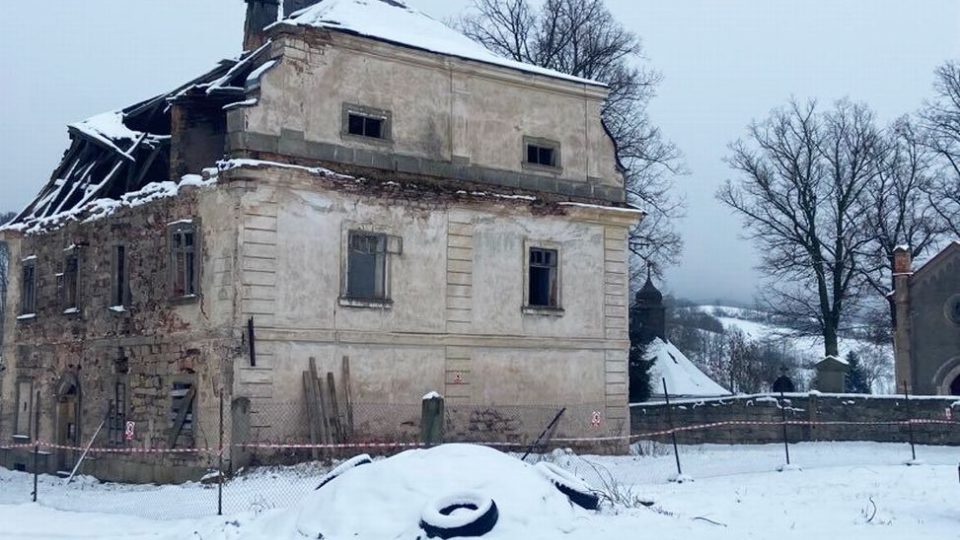 Nejohroženější kulturní památka v kraji, barokní fara v Šonově na Náchodsku, má nového majitele