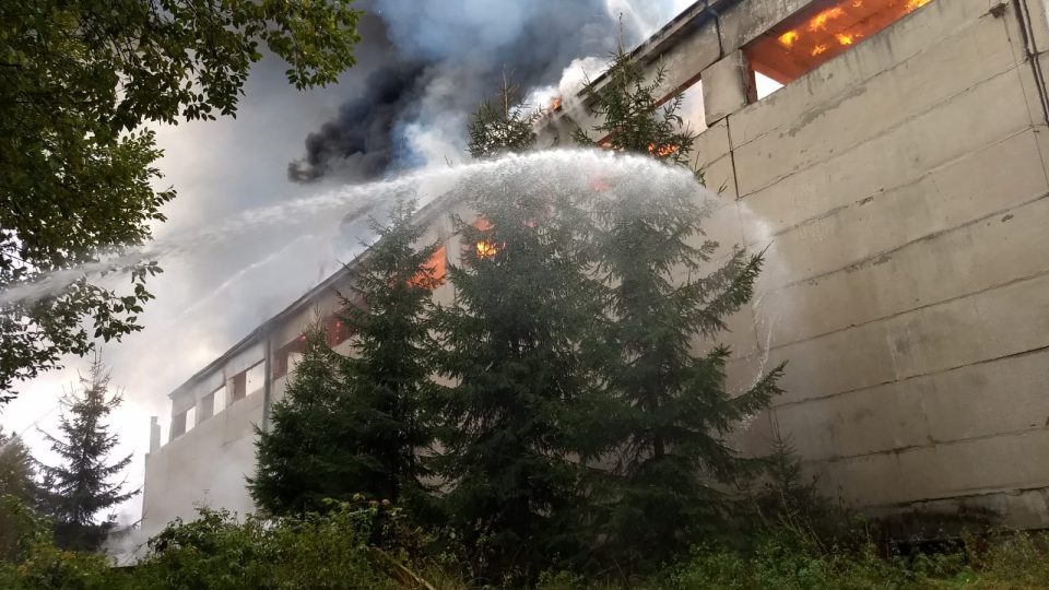 Požár zachvátil halu plnou sena v Bartošovicích v Orlických horách