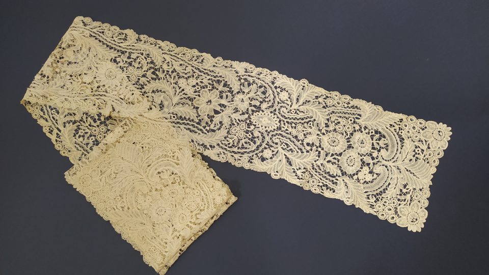 Vamberské muzeum získalo unikátní krajkový šál rakouské korunní princezny z 19. století