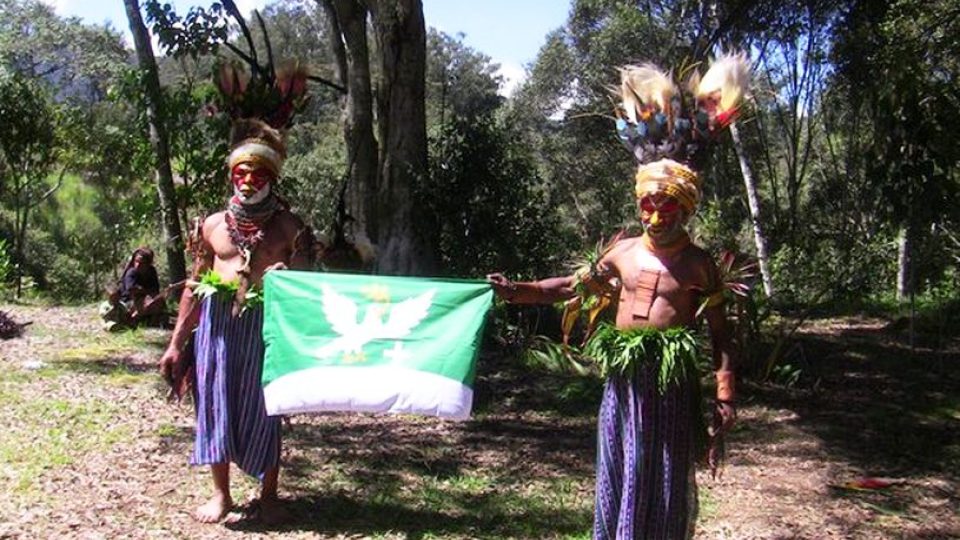 Papua - Nová Guinea - místní bojovníci z vesnice ALKENA si před tanečním rituálem odskočili zapózovat s naší vlajkou