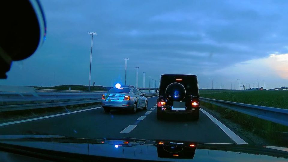 Opilého a zdrogovaného řidiče kradeného auta zadržela policie na dálnici D11 u Hradce Králové