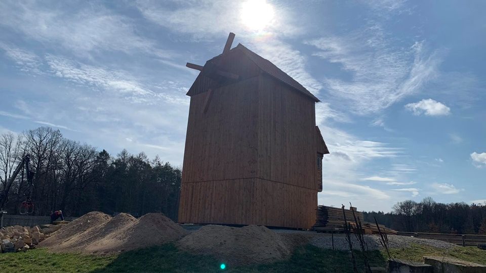 Podorlický skanzen v Krňovicích na Královéhradecku zdobí nová dřevěná stavba větrného mlýna