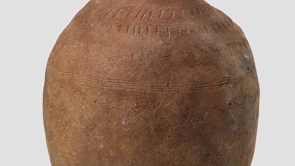 Keramická láhev z Kuklen, 9. století | foto: Muzeum východních Čech Hradec Králové Keramická láhev z Kuklen, 9. století