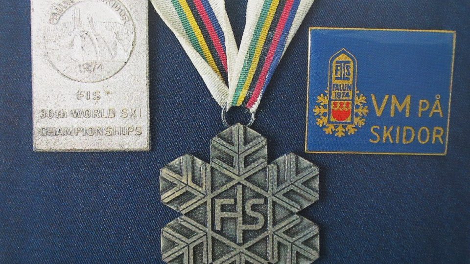 Stříbrná medaile Stanislava Henycha z Místrovství světa ve švédském Falunu v roce 1974 z běhu na 50 km