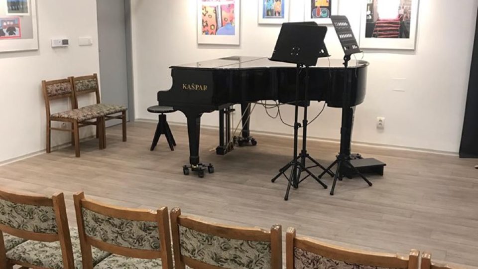 ZUŠ v Polici nad Metují připravuje pestrý program a také koncert dechového orchestru v novém koncertním sále