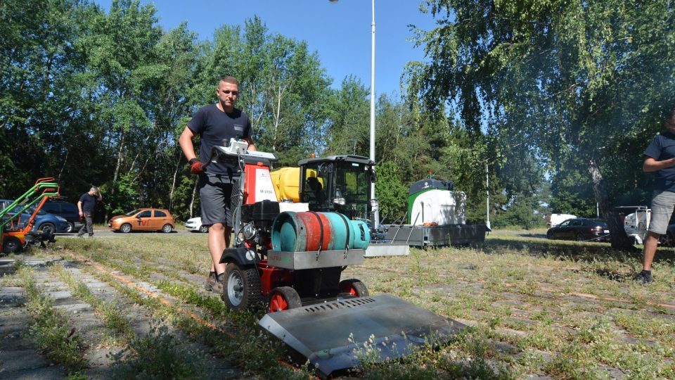 Testování technologií, které mají v Hradci Králové nahradit při likvidování plevele herbicidy