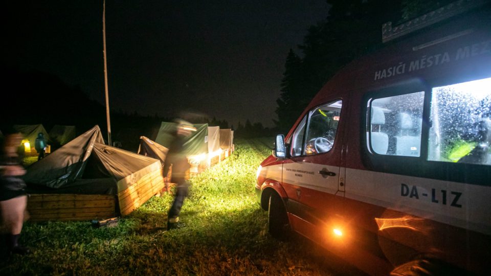 Kvůli silným bouřkám museli hasiči evakuovat dětský tábor ve Vernéřvovicích na Náchodsku
