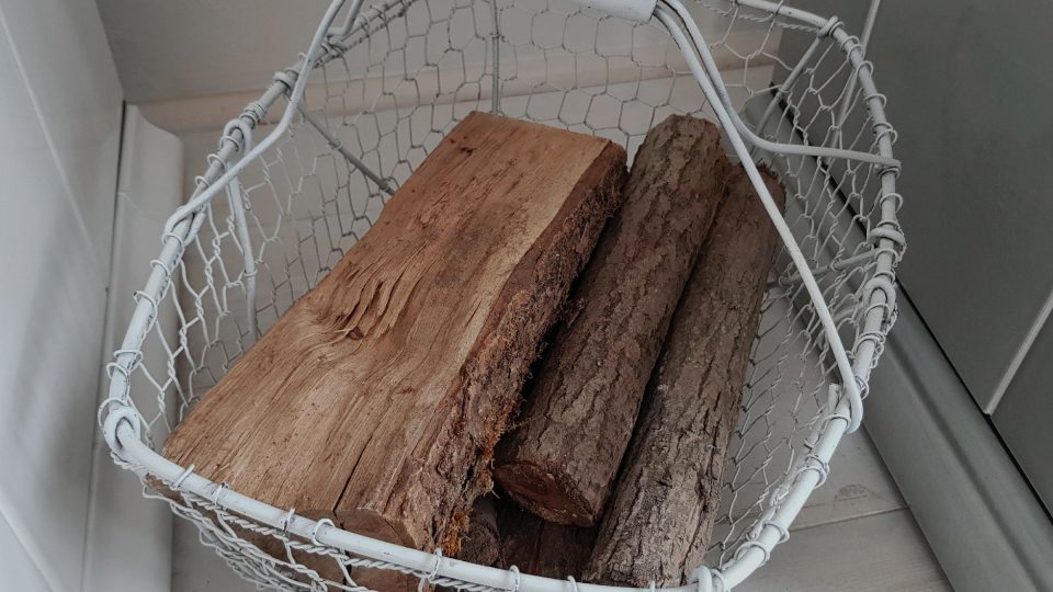 Nejlepší dřevo na topení je tvrdé a suché | foto: Irena Šarounová, Český rozhlas Nejlepší dřevo na topení je tvrdé a suché