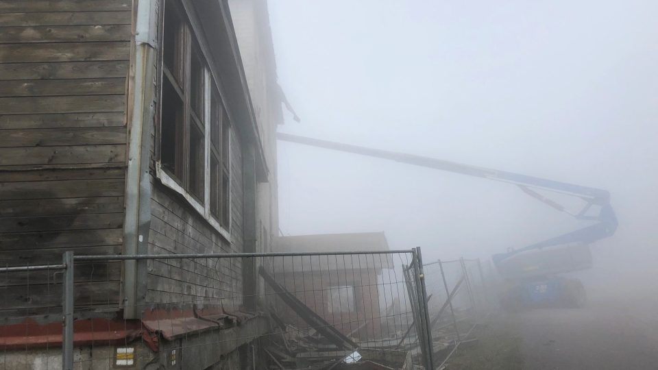 Sokolská bouda na Černé hoře v Krkonoších je zhruba ze dvou třetin zbourána