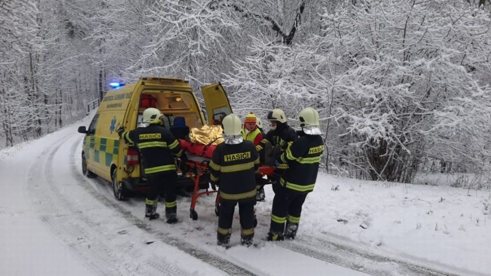 Dopravní nehoda sanitky u části obce Hlinné na Rychnovsku