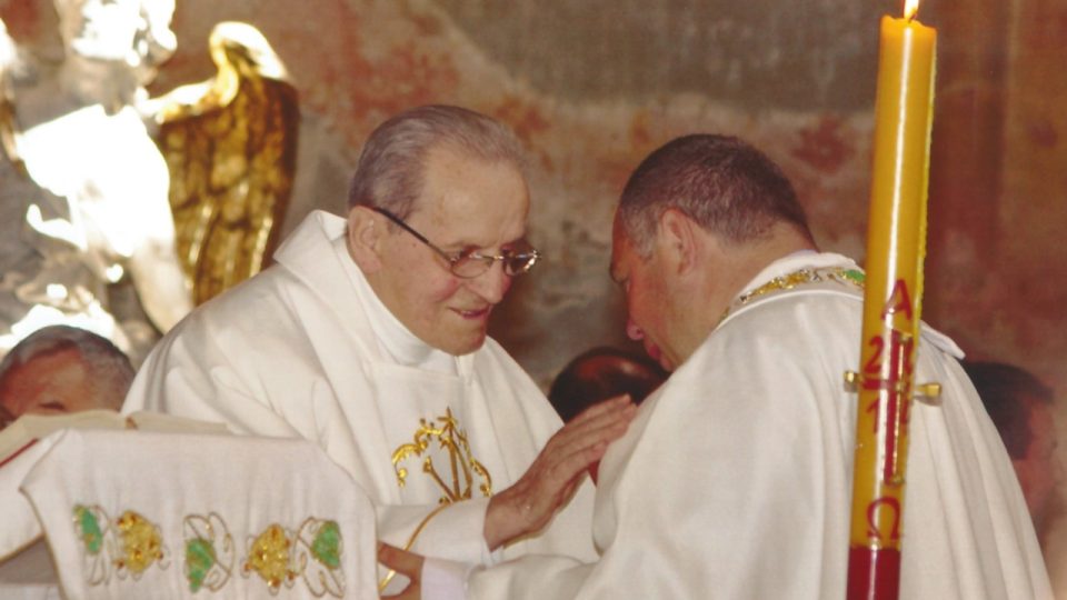 2014 mše v klášteře k výročí 70 let kněžství - pozdravení pokoje se jeho bývalým kaplanem P. Stanislawem Sikorou