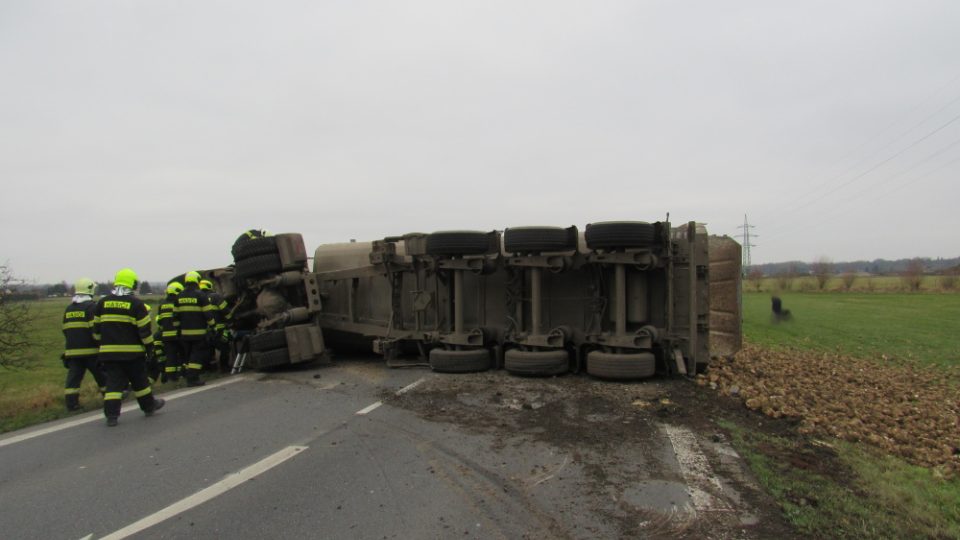 Převrácený kamion s řepou zablokoval silnici I/11 na Rychnovsku