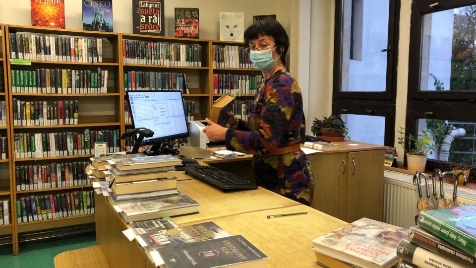 Knihookno neboli výdejové okénko otevřela i knihovna v Jičíně