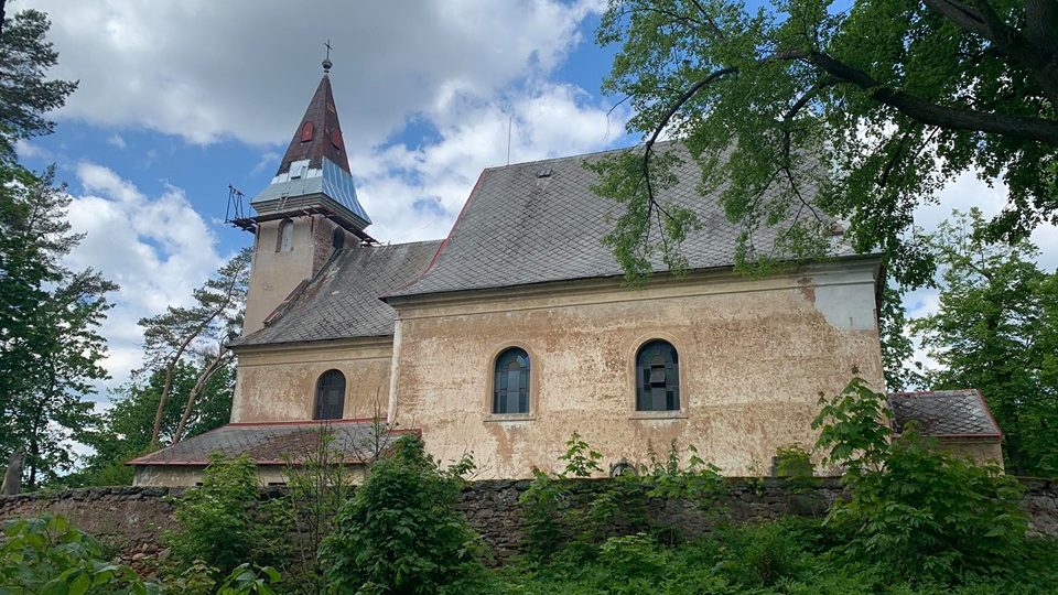 Zchátralý kostel ve Starém Rokytníku u Trutnova se snaží zachránit parta místních nadšenců