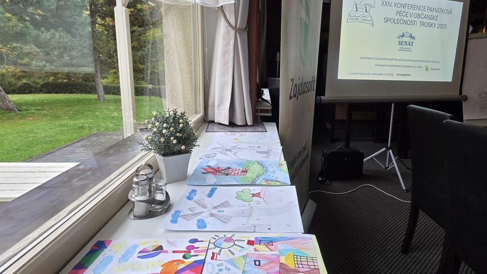Součástí konference byla i výstava výtvarných prací ze soutěže Vezmi žlutou barvičku | foto: Vladislava Wildová, Český rozhlas Součástí konference byla i výstava výtvarných prací ze soutěže Vezmi žlutou barvičku