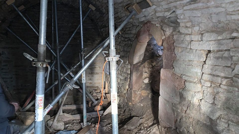 Pokračuje obnova hradu Vízmburk. Řemeslníci odkryli sklepy a zpevňují obvodové zdi