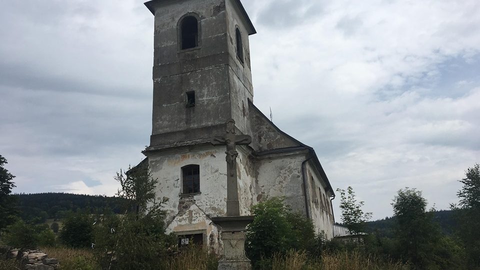 Barokní kostel svatého Jana Nepomuckého ve Vrchní Orlici na Rychnovsku je v dezolátním stavu