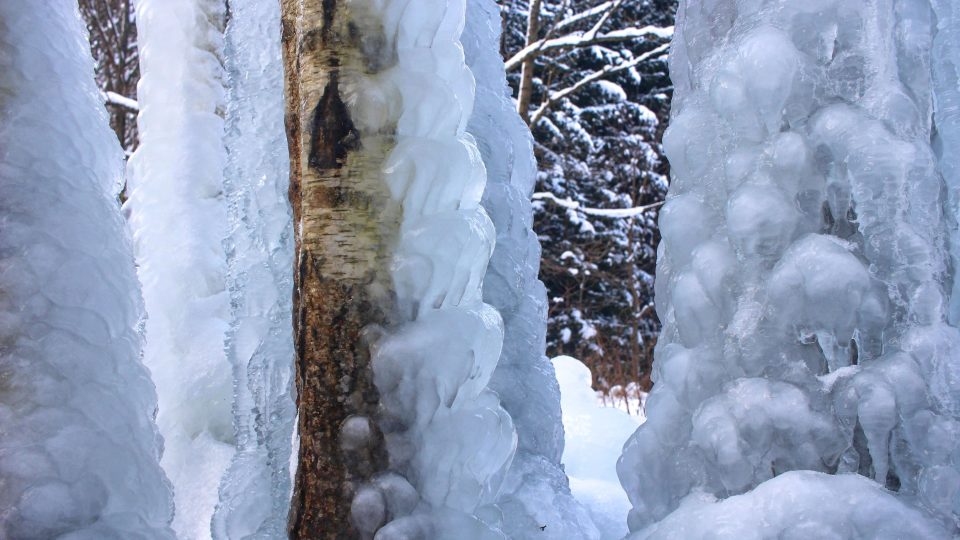 Lovětínský ledový krápník nevzniká sám, pomáhají mu lidé