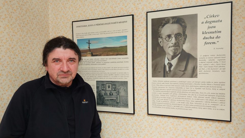 Ivo Chocholáč v expozici Klenotnice drahých kamenů v Nové Pace
