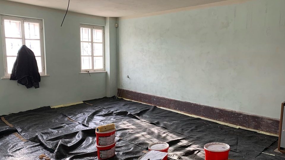 Interiér domku Boženy Němcové v Červeném Kostelci čeká náročnější oprava, než se počítalo