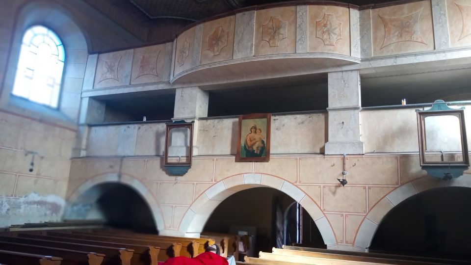V kostele ve Starém Rokytníku sedí vedle sebe minulost s přítomností