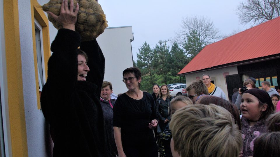 Patnáctikilový pytel brambor pro vítěze předá ředitelka školy Darina Šindlářová