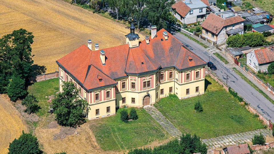 Barokní zámek Sloupno byl vybudován na místě staršího objektu po polovině 18. století jako benediktinská rezidence, která sloužila břevnovsko-broumovskému klášteru
