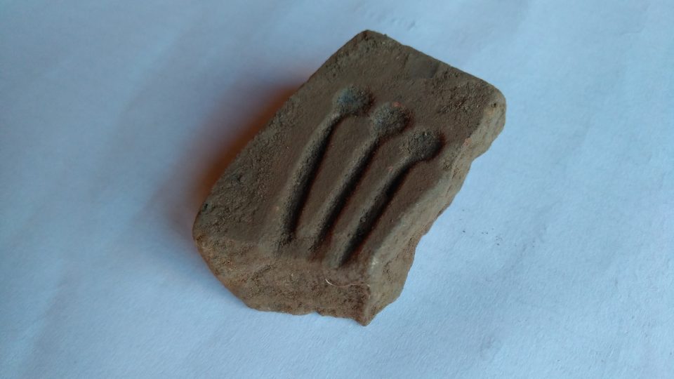 Archeologové našli u Smiřic pravěká sídliště - tzv. kadlub, licí forma na předměty zatím neznámé funkce