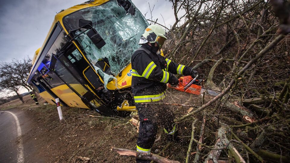 U Černčic vyjel autobus mimo komunikaci a narazil do stromů. Pět lidí se zranilo