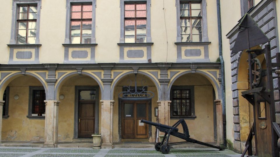 Na Muzejním nádvoří Valdštejnského paláce v Jičíně