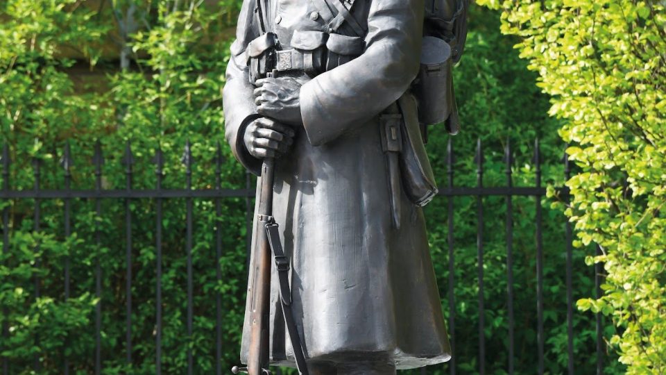 Legionář k pomníku 4. pluku Prokopa Holého v Hradci Králové
