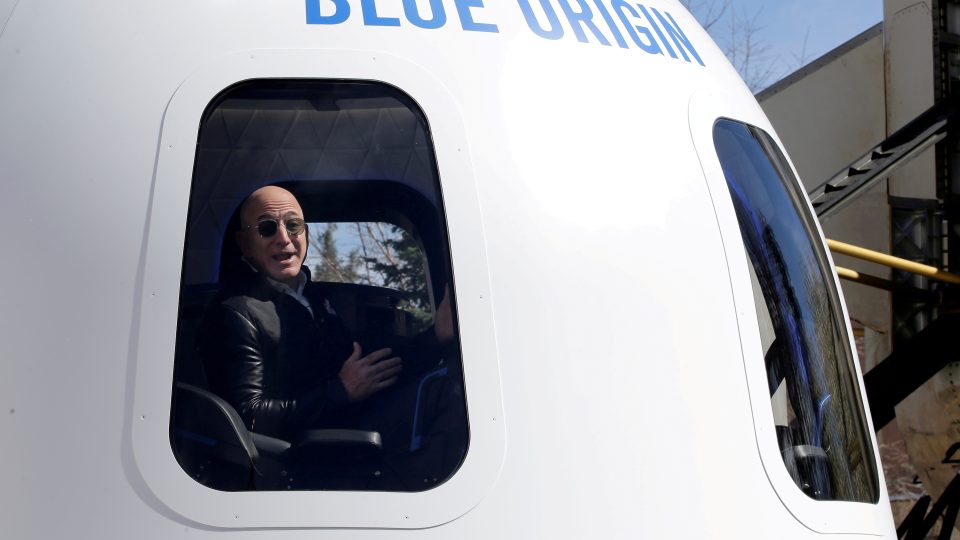 Jeff Bezos v kabině kosmické lodě New Shepard