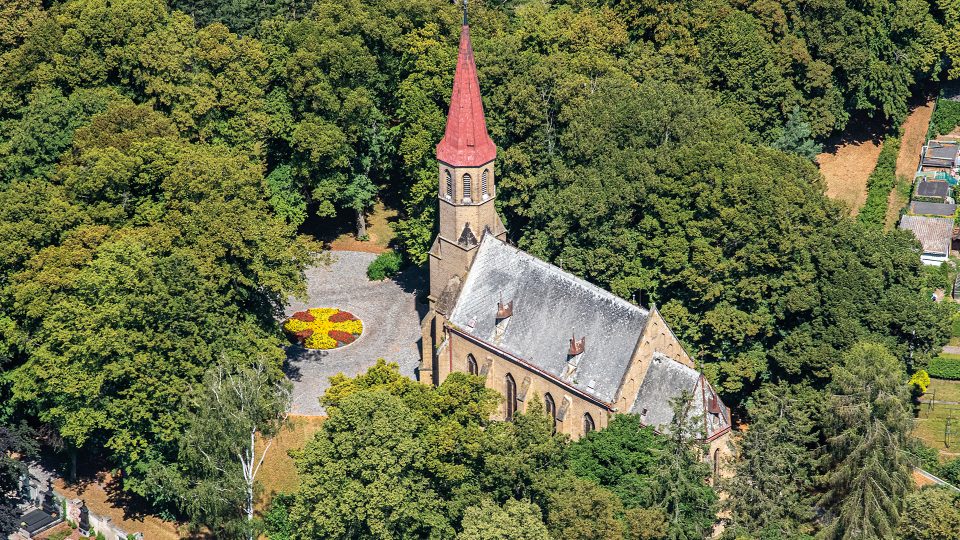 Novogotický kostel Sedmibolestné Matky Boží v Novém Bydžově je vystavěný podle návrhu architekta Josefa Mockera v letech 1898-1901. Jednolodní stavba s  hranolovou věží