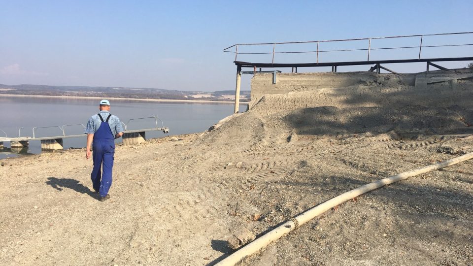 Hladina přehradní nádrže Rozkoš je vlivem velkého sucha víc než pět metrů pod normálem