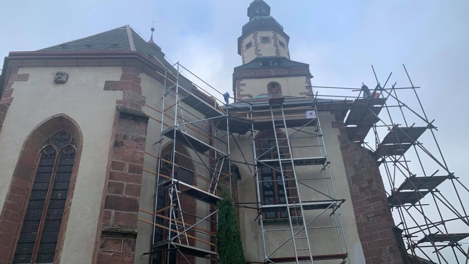 Kostel Nejsvětější Trojice v Hostinném na Trutnovsku stojí pod lešením
