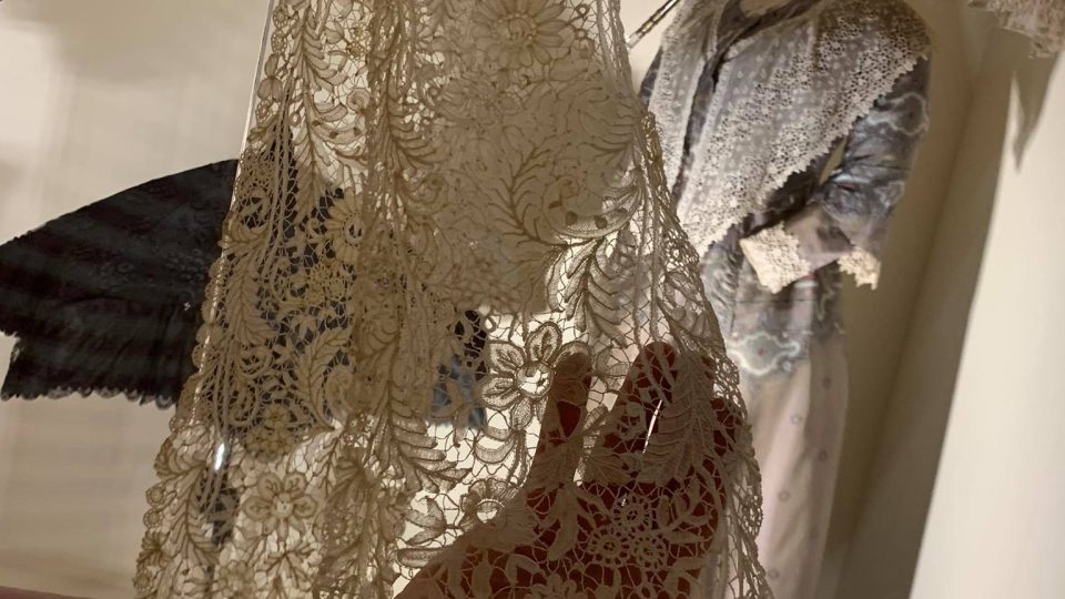 Vamberské muzeum získalo unikátní krajkový šál rakouské korunní princezny z 19. století