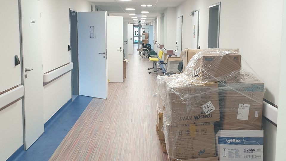 Do nedávno postavené budovy se v náchodské nemocnici jako první stěhuje oddělení ortopedie
