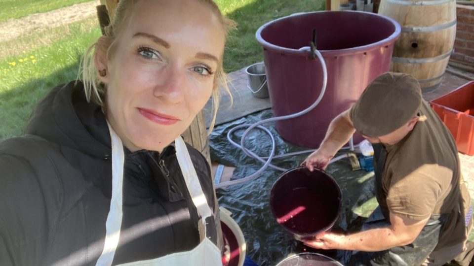 Víno je vášeň! Lucie Šimonová vyrábí na Rychnovsku speciální kvevri víno