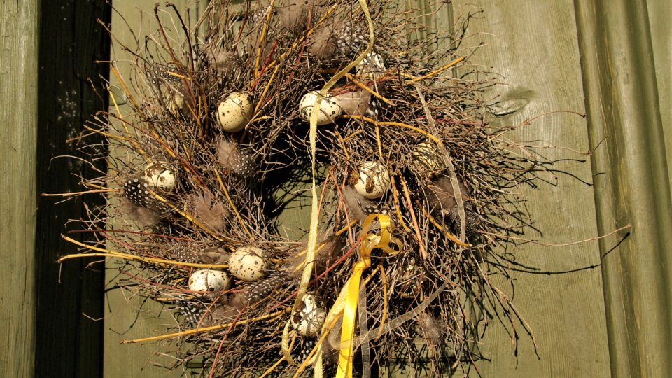 Potěšení pro oči - přírodní jarní věnec od Hely s křepelčími vajíčky
