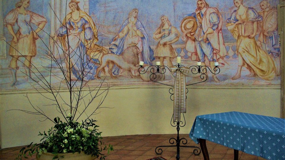 Oválný akustický sál zdobí fresky a výjevy z Černínova života