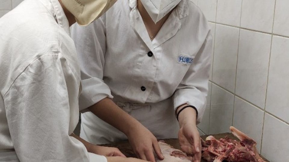 Žáci při zpracování masa