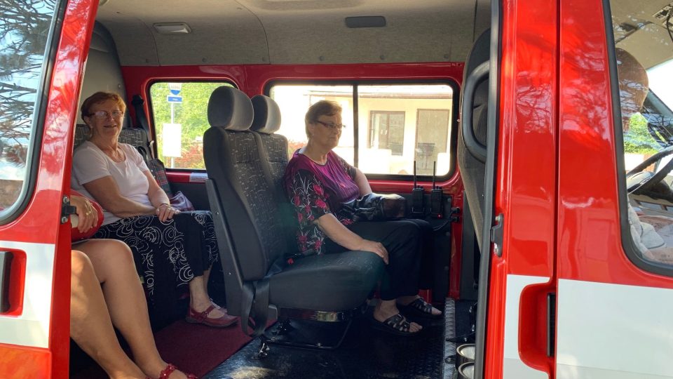 Vedení obce Hřibojedy na Trutnovsku využívá hasičskou dodávku nejen při požárech, ale také ke svozu seniorů na nákupy
