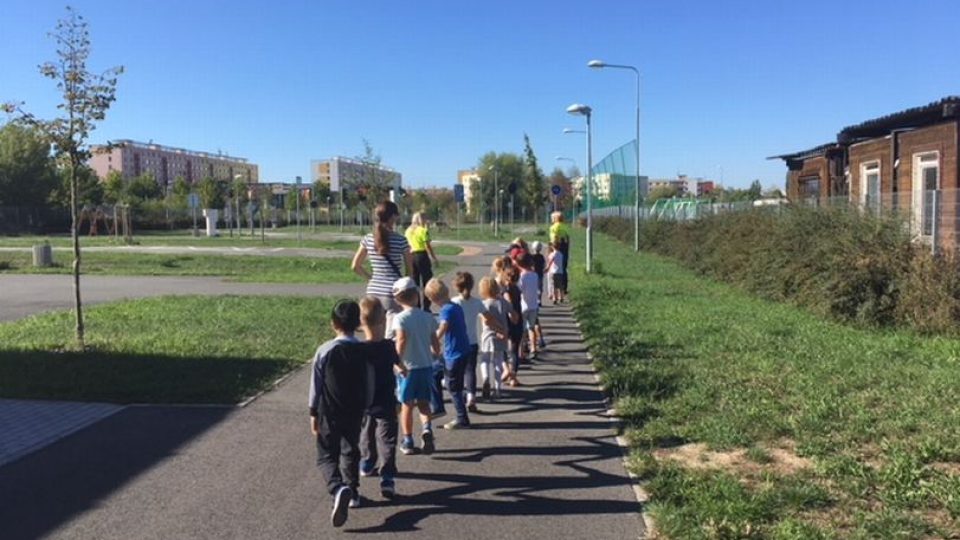 Výuka dětí na dopravním hřišti v Třebši