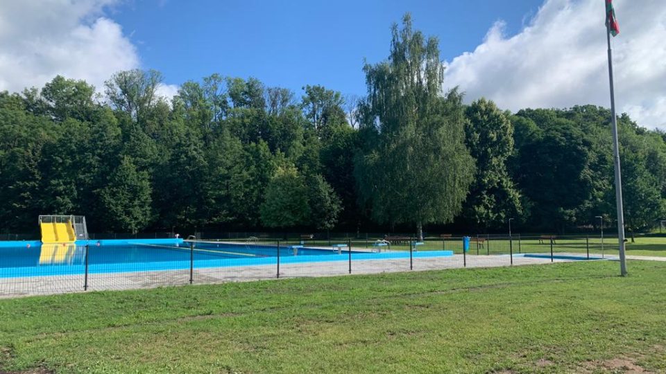 Ve Vamberku po dvou letech otevřeli venkovní koupaliště s opraveným bazénem a novou skluzavkou